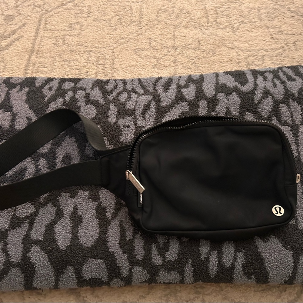 Lulu lemon black belt bag, worn once in excellent condition.